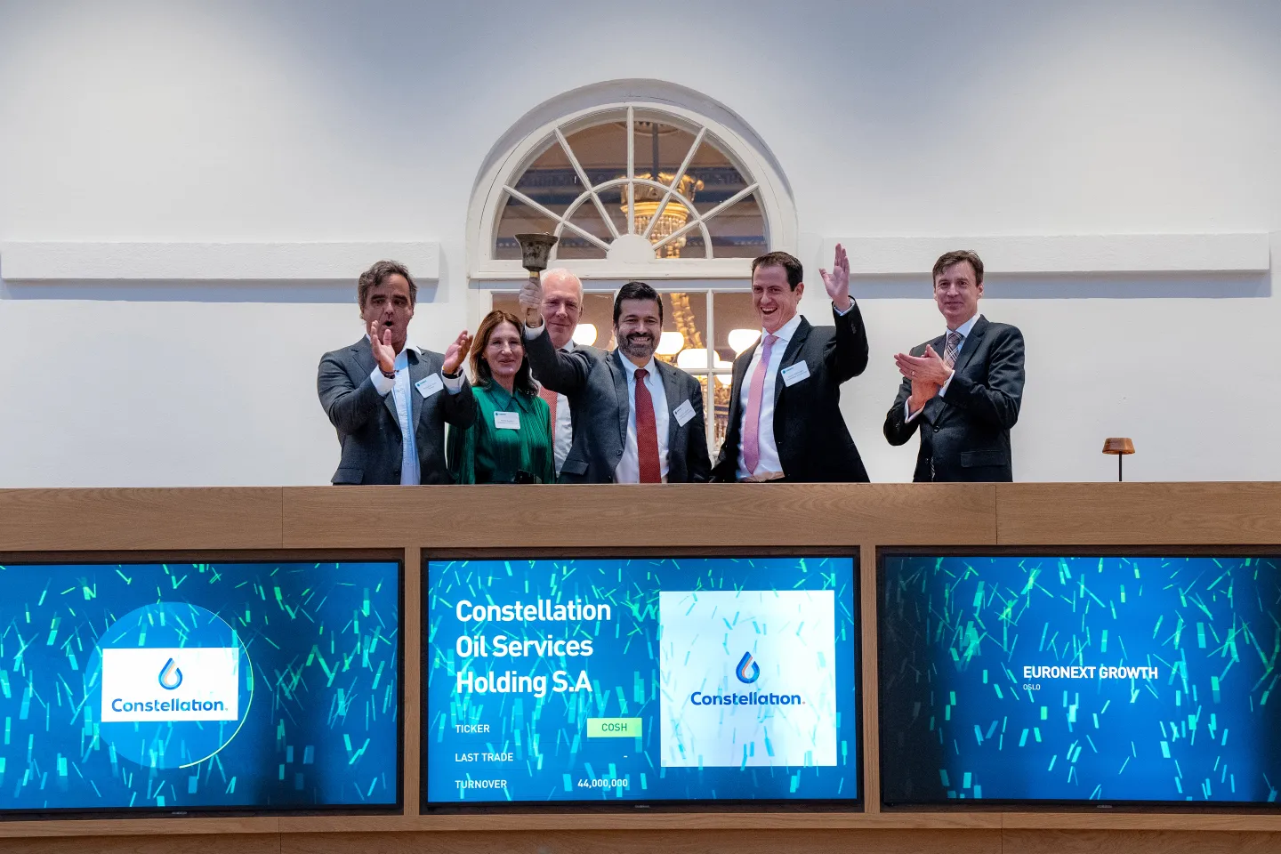 Rodrigo Ribeiro, CEO of Constellation rang the bell during a ceremony this morning to celebrate Constellation Oil Services first day of trading on Euronext Growth Oslo. The company was welcomed by Øivind Amundsen, CEO of Euronext Oslo Børs (Photo: Thomas Brun | NTB).