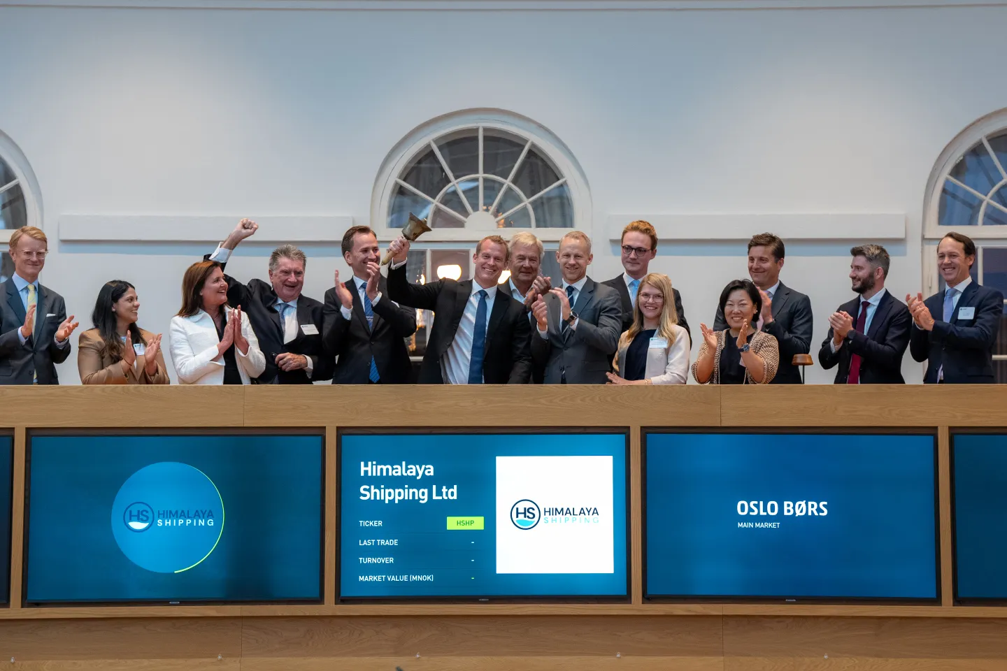 Lars-Christian Svensen, contracted CEO of Himalaya Shipping rang the bell this morning to celebrate the transfer to Euronext Oslo Børs. The company was welcomed by Eirik Høiby Ausland, Head of Listing Nordics, Euronext. (Photo: Thomas Brun | NTB).